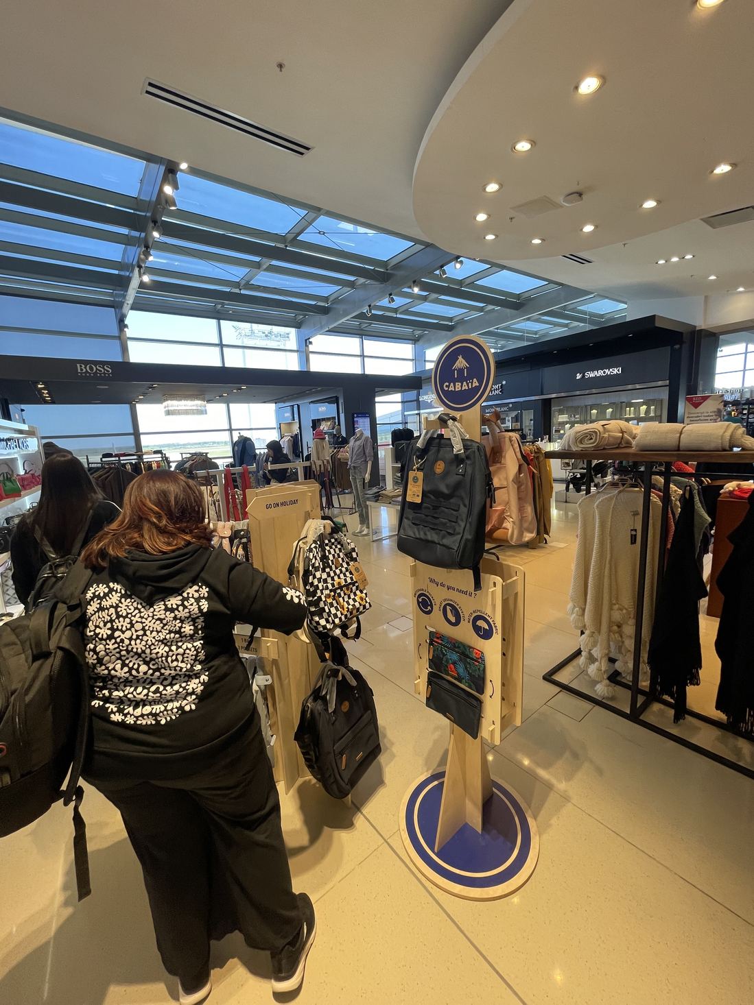 Exhibición de Cabaïa en una tienda duty free